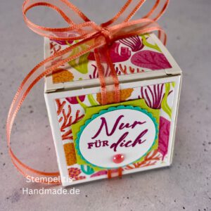 Handdekorierte Geschenkschachtel 5 cm mit maritimen Motiven, Geschenkbox mit Schleife in Grün, Detailansicht Geschenkschachtel Etikett „Nur für dich“, Geschenkschachtel mit bunter Meeresdekoration, Geschenkverpackung, Handgemachte maritime Schachtel mit Schleife